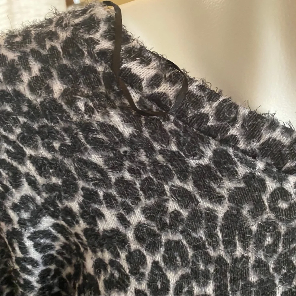 🆕 NWT Freshman Juniors' Fuzzy V-Neck Sweater